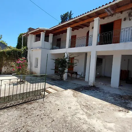 Lejlighed Antistoni Scenic Nature View, Private Balcony & Yard
